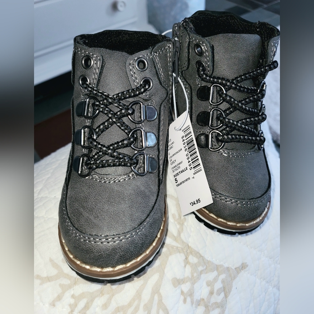 New boy's Children's Place charcoal gray faux leather Lace Up boot Size 5